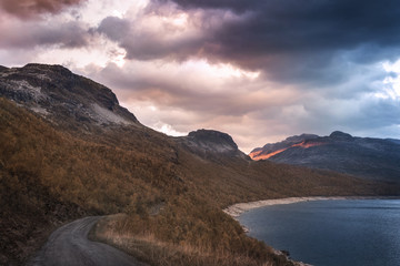 Fototapeta na wymiar Sonnenuntergang See Norwegen Nationalpark