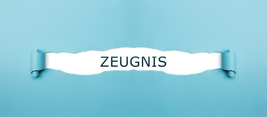 Zeugnis auf gerissenen Papier