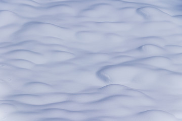 なだらかに起伏した雪面