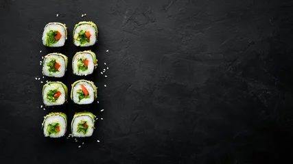 Fotobehang Sushi roll met avocado, komkommer en tomaat. Japanse keuken. Bovenaanzicht. Op een zwarte achtergrond. © Yaruniv-Studio