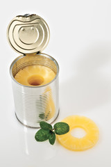 ananas sciroppato in scatola con fetta e menta
