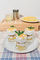 ananas sciroppato bicchieri con ananas biscotto sbriciolato e panna piatto bianco