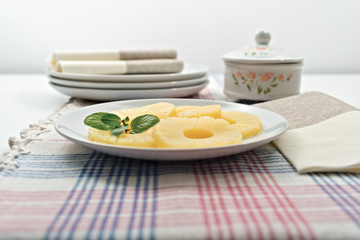 fette di ananas sciroppato fronte