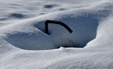 Wasserbrunnen im Schnee