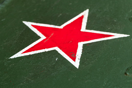 Red star with white border on green