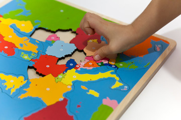 Puzzle Europa. Mano di un bambino che gioca