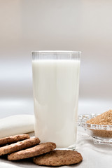 bicchiere latte con biscotti fronte
