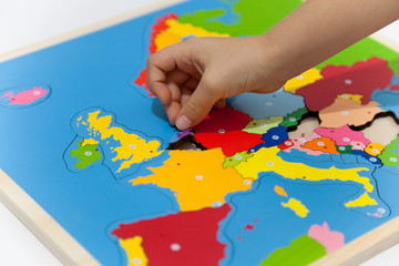 Puzzle Europa. Mano di un bambino che gioca © fotorealis