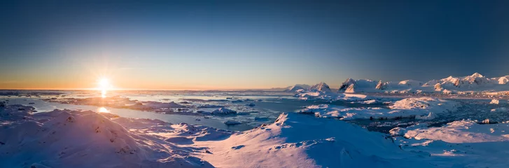 Foto auf Acrylglas Antarktis Sonnenuntergangpanoramablick auf schneebedecktes antarktisches Land. Malerische Südpol-Landschaft. Schönheit der unberührten Natur. Die Wildnislandschaft. Reise-Hintergrund. Urlaub, Wandern, Sport, Erholung