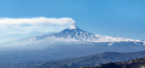 Fototapeta na wymiar Famous volcano Etna in Sicily releasing cloud of ash
