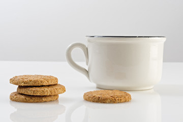 biscotti ai cereali con tazze