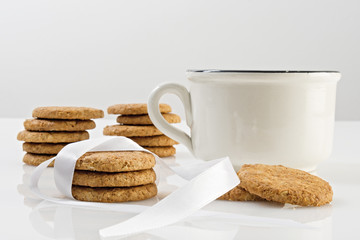 biscotti ai cereali con tazze