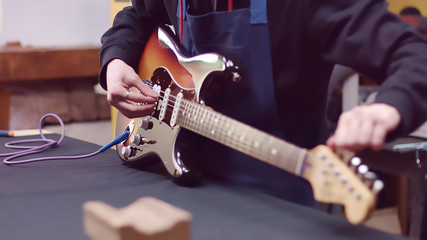 Guitarist tuning guitar tuning keys - obrazy, fototapety, plakaty