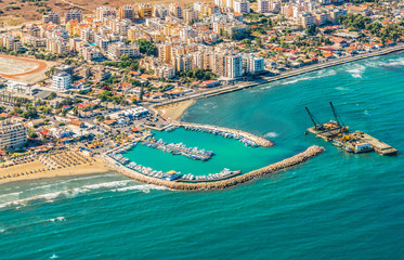 Zeehavenstad Larnaca, Cyprus. Uitzicht vanaf het vliegtuig naar de kustlijn, stranden, zeehaven en de architectuur van de stad Larnaca.