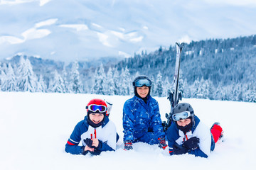 Fototapeta na wymiar Group of friends with ski in the mountains