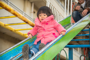 遊具で遊ぶ親子