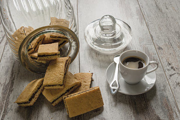 biscotti farciti al cioccolato fondente con tazzina da caffè