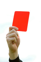 Schiedsrichter zeigt die Rote Karte