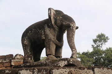 Naklejka na ściany i meble statue d'un éléphant au temple d'Angkor au Cambodge