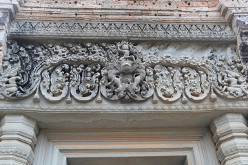 bas-reliefs d'un porche d'un temple d'Angkor au Cambodge