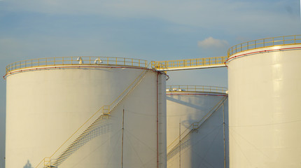 Fuel storage tank