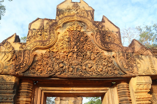 porche sculpté du temple d'Angkor Banteay Srei