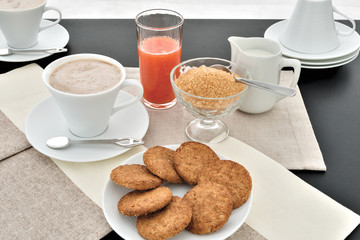 cappuccino biscotti spremuta arancia dall'alto