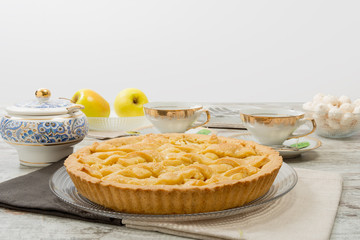 Crostata di mele con tazze per il tè orizzontale