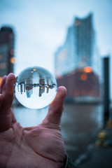 Glaskugel Elbphilharmonie Winter Hand