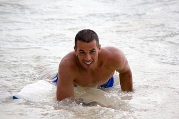 Mann beim Surfen auf Hawaii