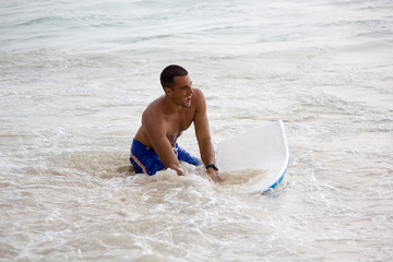 Mann beim Surfen auf Hawaii