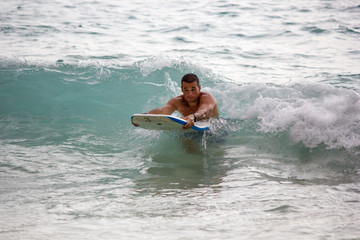 Mann beim Surfen auf Hawaii