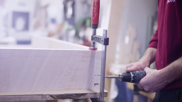 Screw is drilled in wood - Schraube wird in Holz gebohrt