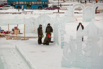 Obraz premium Workers talk on the construction site of the ice town