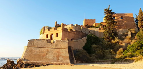 Vista da Praia de Ferragudo em Portugal