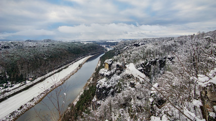 Fluss im Winter an der Bastei Brücke in Nationalpark der sächsische schweiz, Elbsandsteingebirge,...