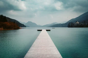 Foto auf Acrylglas Seebrücke Holzsteg mit klarem See in den Alpen im Sommer