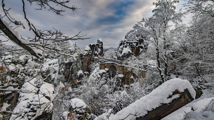 Bastei Brücke in Nationalpark der sächsische schweiz, Elbsandsteingebirge im Winter, Deutschland.