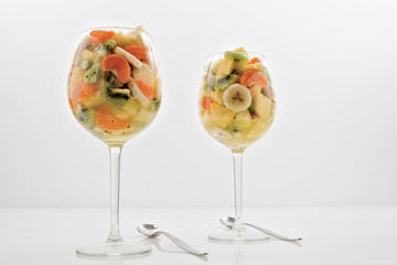 macedonia di frutta in coppa di vetro