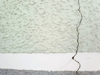 Riss in der Wand am Gebäude Haus