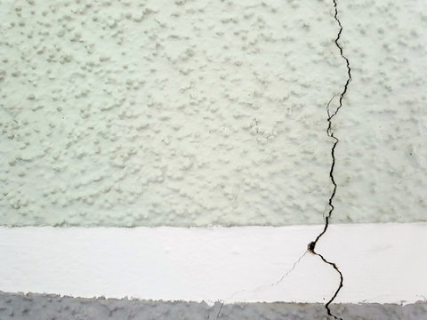 Riss in der Wand am Geb&auml;ude Haus