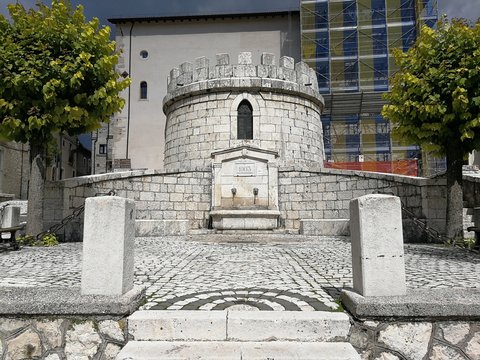 Opi - Fontana della piazza