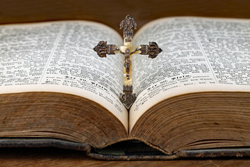 Kreuz in offener Bibel