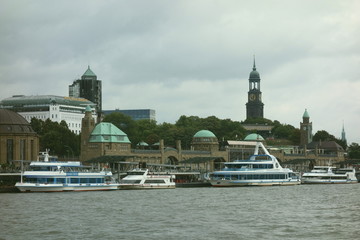Hamburg, Szene an den Landungsbr&uuml;cken, 