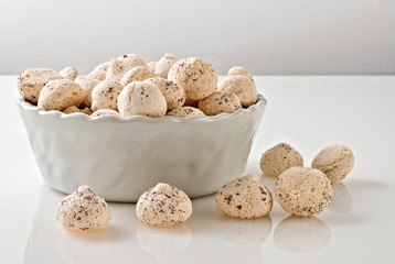 Meringa in ciotola rotonda di coccio bianco su fondo bianco