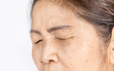 Obraz premium close up skin wrinkle and freckles of old asian woman face which closing eyes