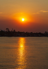 Fototapeta na wymiar Sunset on the river The natural beauty of Thailand