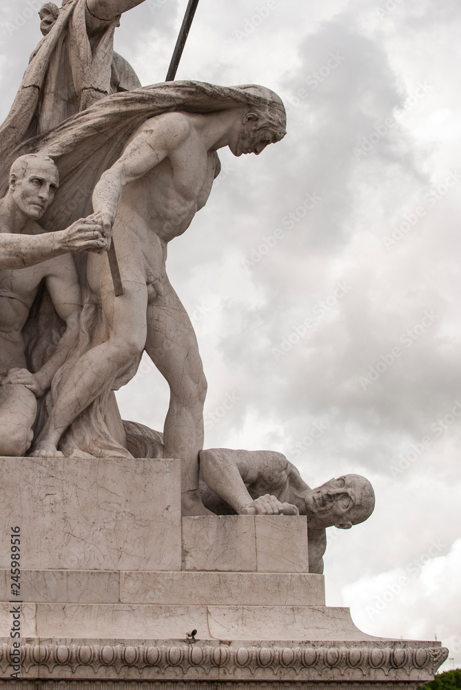 Wall mural escultura de hombre desnudo y hombre con terror observándolo, roma, italia