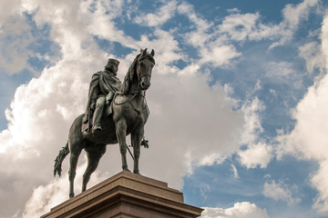Fototapeta premium Estátua ecuestre de Garibaldi en Plaza de Giussepe Garibaldi, Terraza de Gianicolo, Roma, Italia
