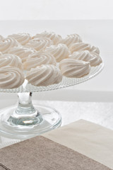 alzata porta dessert con meringhe bianche grandi primo piano